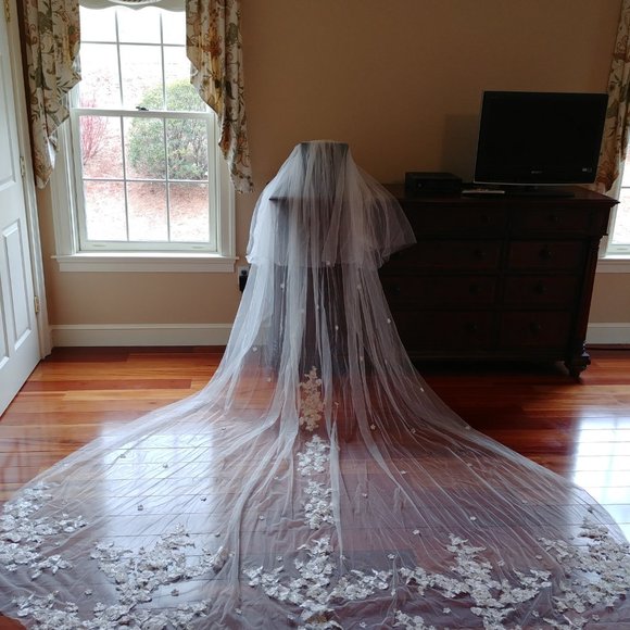 White and subtle pink lace veil trailing 3 meters main image 8